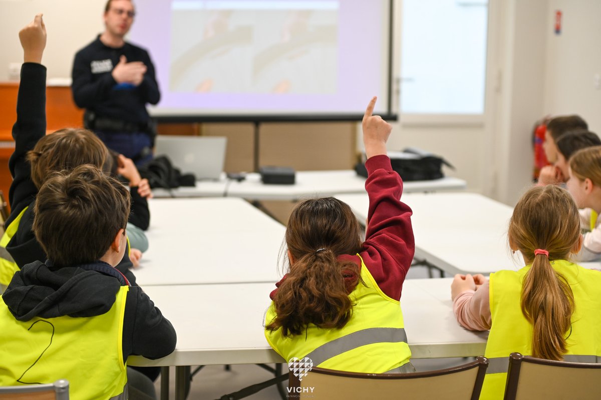 [#SécuritéRoutière] 🚲 L’école Sévigné-Lafaye a accueilli les sessions “savoir circuler” du dispositif Savoir Rouler à Vélo. 👉 Destiné aux enfants de 6 à 11 ans, il propose aux écoliers les formations nécessaires à une réelle autonomie sur la voie publique.