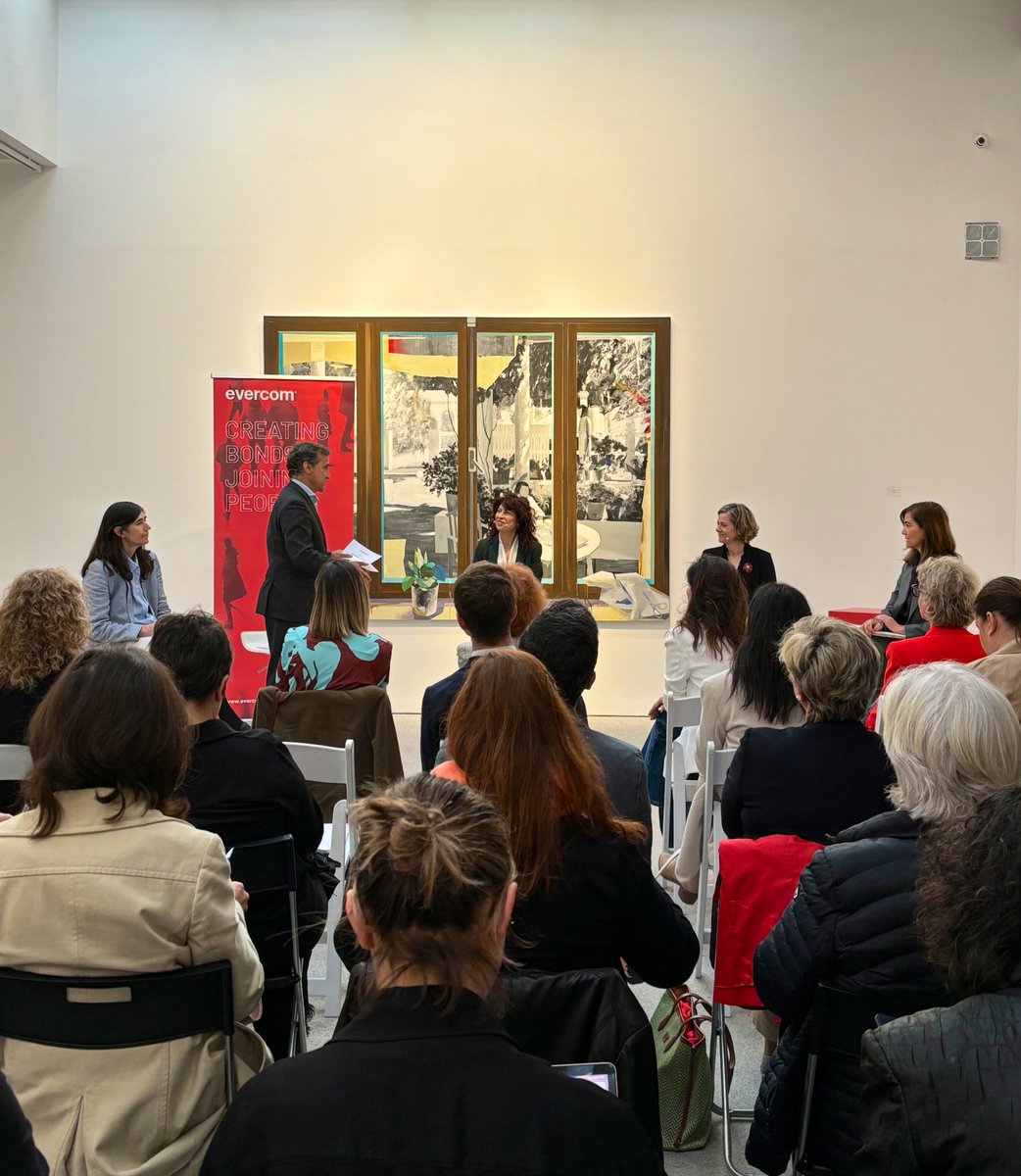 Evercom's tweet photo. Acompañados por la Ministra de Igualdad, Dª Ana Redondo (@IgualdadGob); Dª @RHervella (@prosolcoffee); Dª Teresa López (@fademur); y Dª María Blasco (@CNIOStopCancer) dialogamos sobre cuestiones vinculadas a la #igualdad como vector de crecimiento social y económico.

#evercom https://t.co/RajT6AJVPj