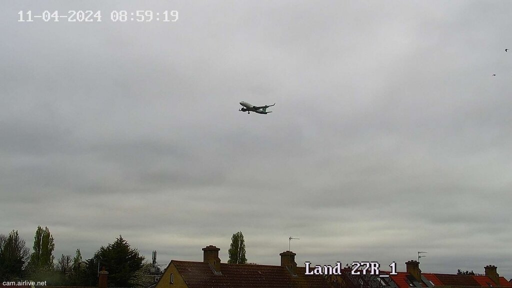 LIVE Cloudy this morning at London Heathrow, 18°C expected today cam.airlive.net/lhr #avgeek