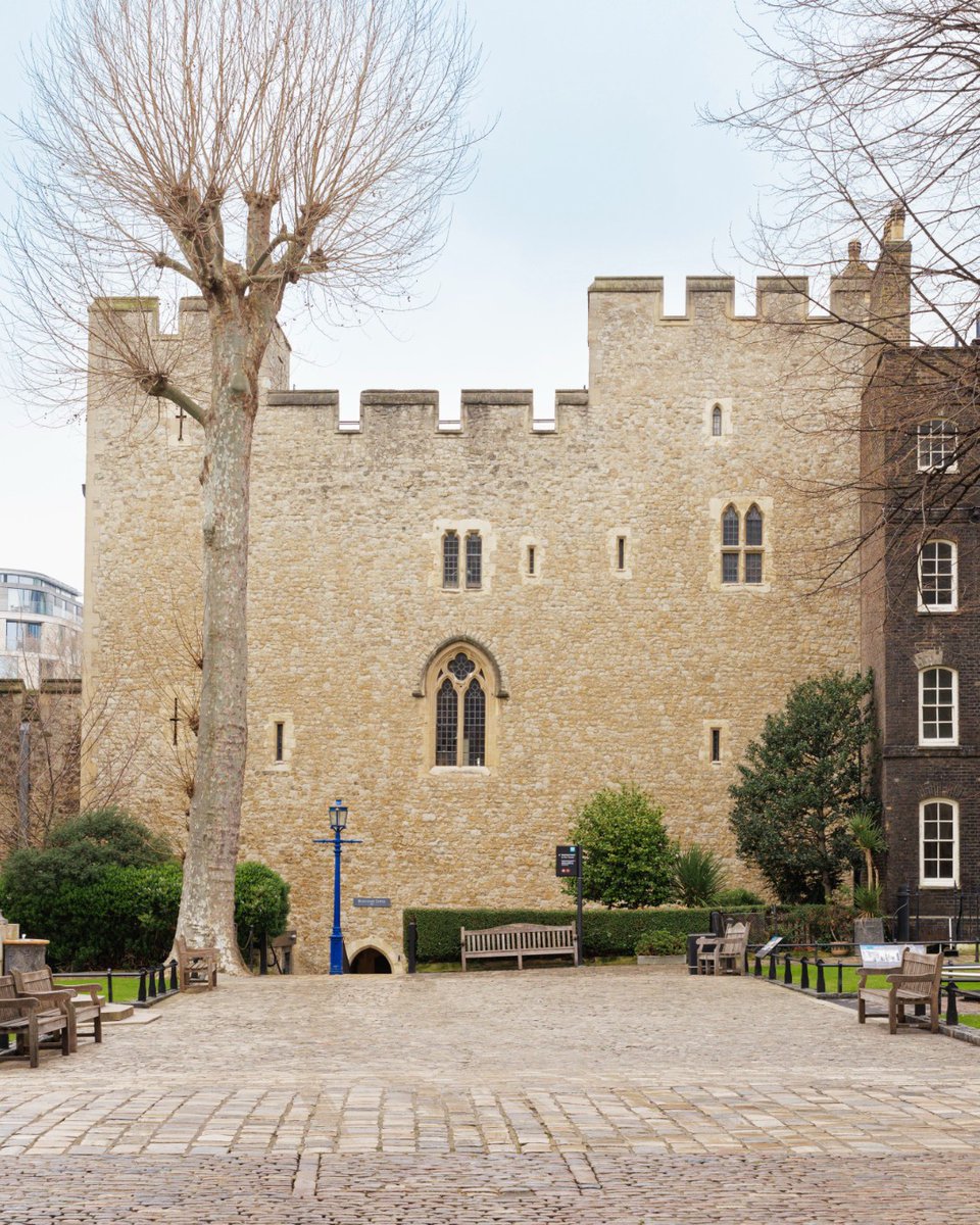 🔎 Focus on the Beauchamp Tower 🏰 This imposing tower was built by Edward I in 1281 to strengthen the Tower's outer defences 💪 ⛓️ This Tower takes its name from Thomas Beauchamp, Earl of Warwick, who was imprisoned here in the 14th century for rebelling against Richard II 👑
