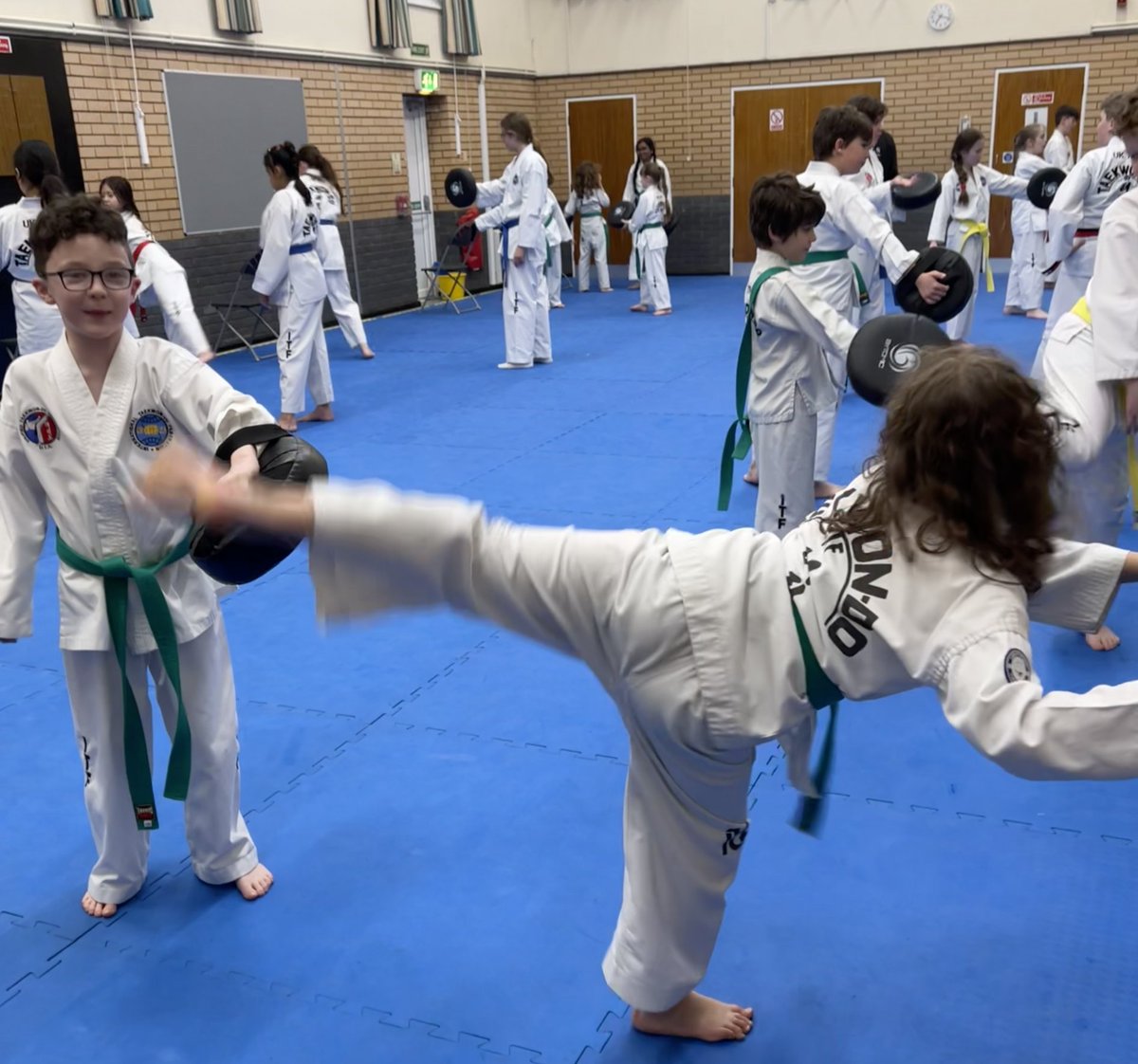 𝗛𝗶𝘁𝗰𝗵𝗶𝗻 𝗖𝗮𝗱𝗲𝘁𝘀
Partner work with focus pads during a Cadet session. Specific classes for 8-12 year-olds. New members always welcome. More info below. 
#hitchin #taekwondo #activekids
hsts.biz/juniors/