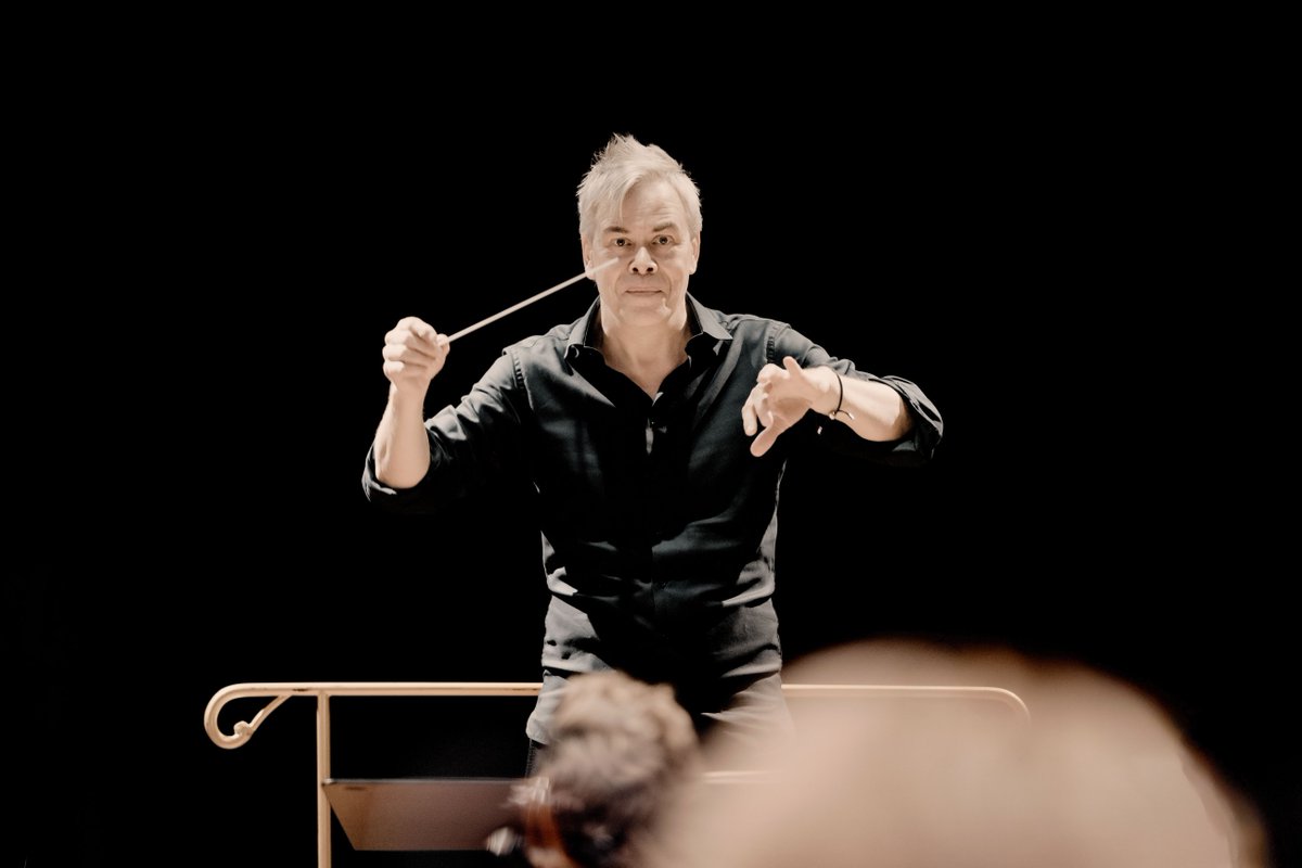 Conductor @hlintu conducts @BerlinPhil for the first time today, tomorrow and on 13 April, featuring works by #Messiaen, #Stravinsky, #Saariaho and #Sibelius. #debut Read more here: ow.ly/GY3l50R9b75