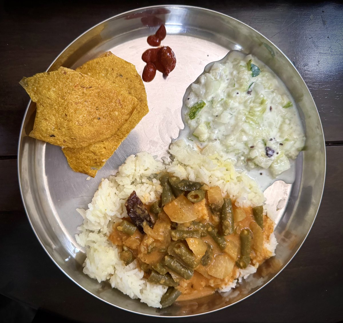 A rare mid week holiday deserves a full oota ( lunch) 😋

Rice, Beans & knol kohl ( navilu kosu) huli ( sambar) , Jackfruit pappad, appe midi pickle and mosarubajji ( cucumber raita) 

What are you having ?