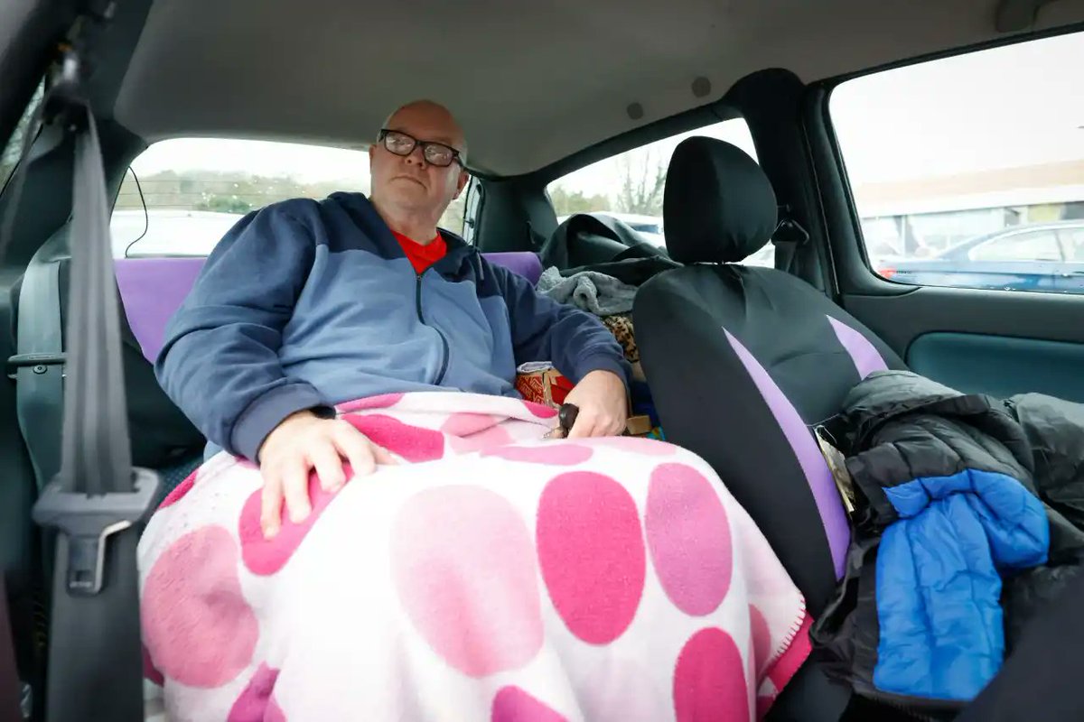 Alan Jukes, 65, has lived in his Renault Clio for the last two months after a dodgy shoulder forced him to quit his job as a Tesco driver. thesun.co.uk/motors/2720893…