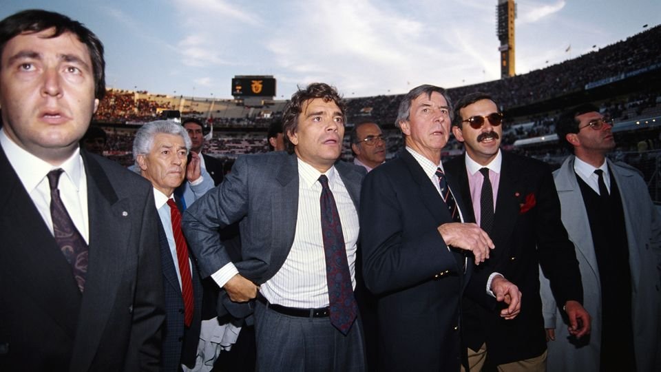 O Inferno da Luz, segundo Carlos Mozer.

"É preciso sair do país para perceber o prestígio e o tamanhão do Benfica em todo o mundo.

Estive três anos em França, no Marselha, joguei num estádio fantástico, o Vélodrome, convivi com grande jogadores como Papin e Waddle, mas o