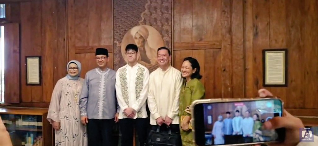 [240410] yesterday, Pak @tomlembong 's family and Pak @aniesbaswedan 's family took a photo together. 😊 📸 ©️ 📸 idntimes, detiknet, YT aksanation, tvonenews #ThomasLembong