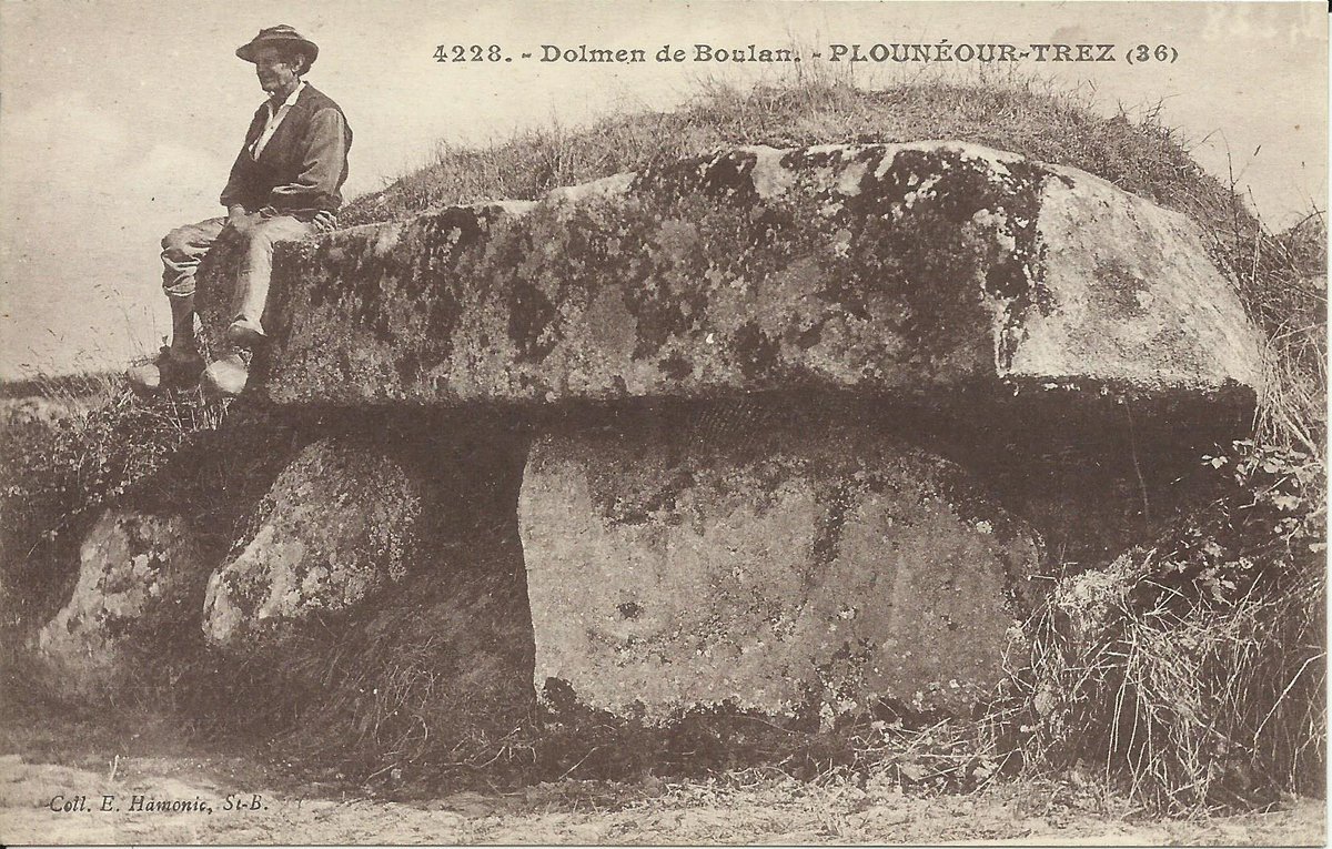 There is a tradition #FolkloreThursday that when quarrymen demolished part of the allée couverte of Diévet in Plounéour-Trez (Finistère) the blocks they knocked over rose back up by themselves and frightened them away. Despite this the tomb has suffered damage over the years.