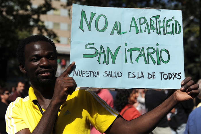 Las personas migrantes en situación irregular viven restricciones de acceso, a pesar de que en teoría tienen reconocida la asistencia sanitaria. ⚕️ Pedimos una verdadera Sanidad Pública Universal #NosVaElFuturoEnEllo Adhiérete a #elinconforme 👉🏾 elinconforme.es