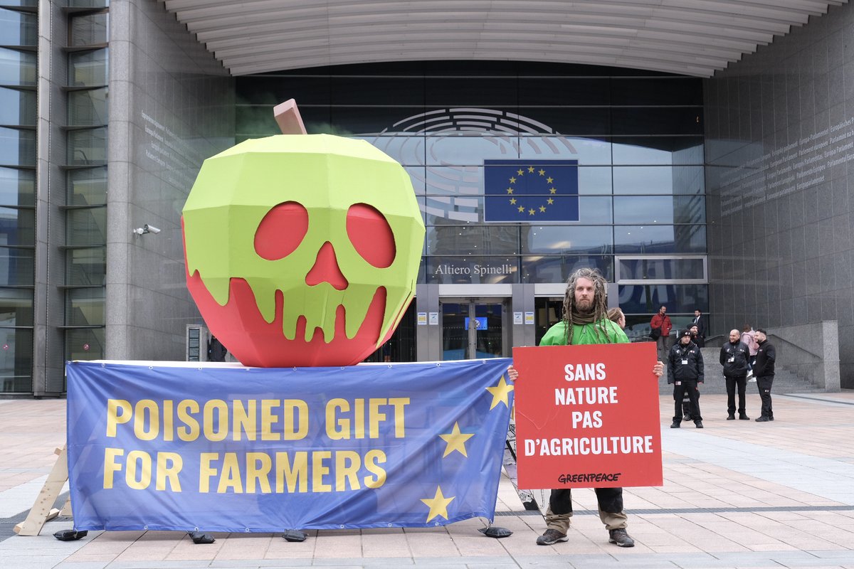 La proposition urgente de la <a href="/EU_Commission/">European Commission</a>, visant à simplifier les mesures pour les agriculteur·ices, cible les quelques dispositions environnementales de la politique agricole commune (#PAC) pourtant déjà insuffisante. Aujourd’hui <a href="/Europarl_FR/">Parlement européen en France</a>  votera : changer la PAC 👍 ou👎