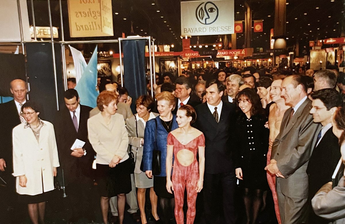 #JeudiPhoto - Plus que quelques heures avant l'inauguration du @livreparis de #Paris. 25 ans après sa dernière invitation, le #Québec est à l'honneur du #FLP2024. 📸 Retour en 1999 sur le Pavillon Québec...