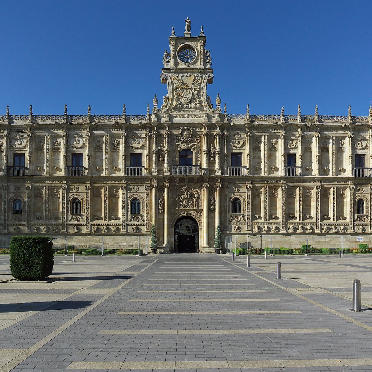 #JuevesDeArquitectura 

Aporto esta vista de la fachada del #ConventoDeSanMarcos, en #León, ahora parador nacional.
Se trata de una monumental obra de estilo #plateresco construida entre los siglos XVI y XVIII.