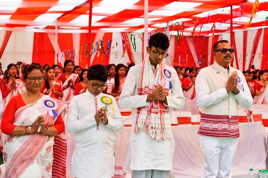 तानाशाही ताकतों के षड्यंत्र के कारण हेमन्त जी आज जेल में हैं। मगर आदिवासी को प्रकृति प्रेम से कभी दूर किया जा सकता है क्या? कभी नहीं। प्रकृति सर्वोपरि है। प्रकृति का वृहद स्वरूप अपने संघर्षी योद्धा हेमन्त जी को अपना अथाह स्नेह और आशीर्वाद दें। प्रकृति पर्व सरहुल पर समस्त…