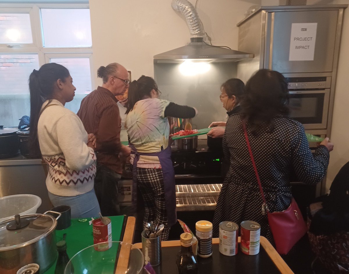 Our third #Finchley Sharing Spaces at JVS brought 55 local residents together to cook #vegan food (led by 3 local chefs), learn about waste reduction @Barnet_FoE and get crafty with food waste and rescued flowers. @BarnetCouncil filmed a video about the goodness of beans 🫘