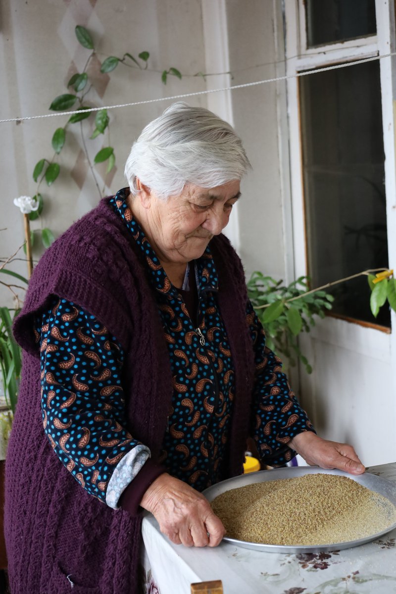 Ofik, an 80-year-old grandmother, shares, “Someone extending a hand means the world to people like me,” as she receives support through @WFP's food card. In #Armenia, these cards, part of a project funded by @USAID, help to transform lives, ensuring no one is left behind.