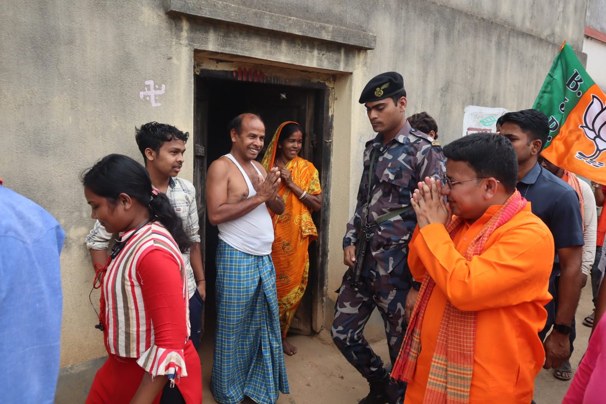 Public relations campaign at Chirumacha Morre in Hutmura region of Purulia Lok Sabha. #vote4BJP #BJP4PURULIA #vikshitbharatvikshitPurulia