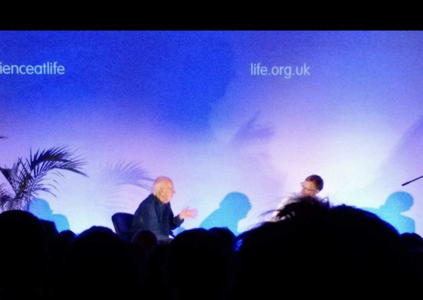 Death of a legendary physicist who was born in #Newcastle, laid foundations for Higgs boson particle, received @NobelPrize in 2013 & named one of 20 local heroes of Newcastle. Had fortune of listening to him live @scienceatlife in 2014. RIP Prof. Higgs 🙏⚛️