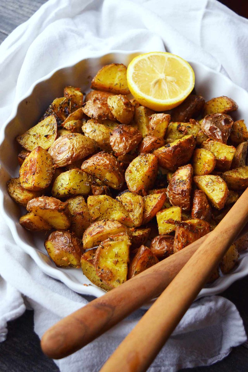 Lemon Garlic Potatoes Recipe @graciouspantry thegraciouspantry.com/lemon-garlic-p… #Vegan #Mediterranean #NoAddedEggs #Vegetables #Greek #NoAddedGluten #toCalories #Vegetarian #SugarFreeRecipes #NoAddedDairy