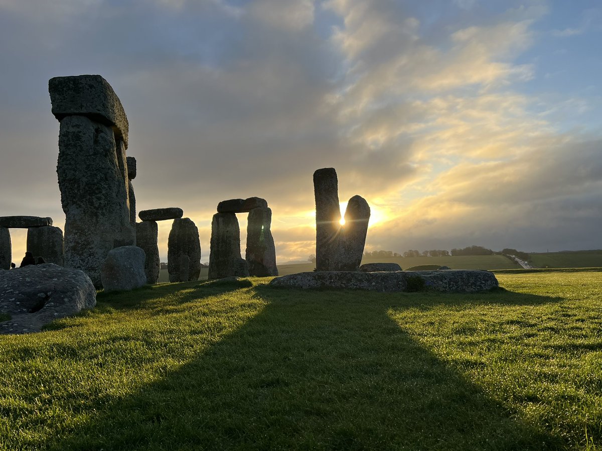 ST0NEHENGE's tweet image. Sunrise at Stonehenge today (11th April) was at 6.20am, sunset is at 7.57pm ⛅️