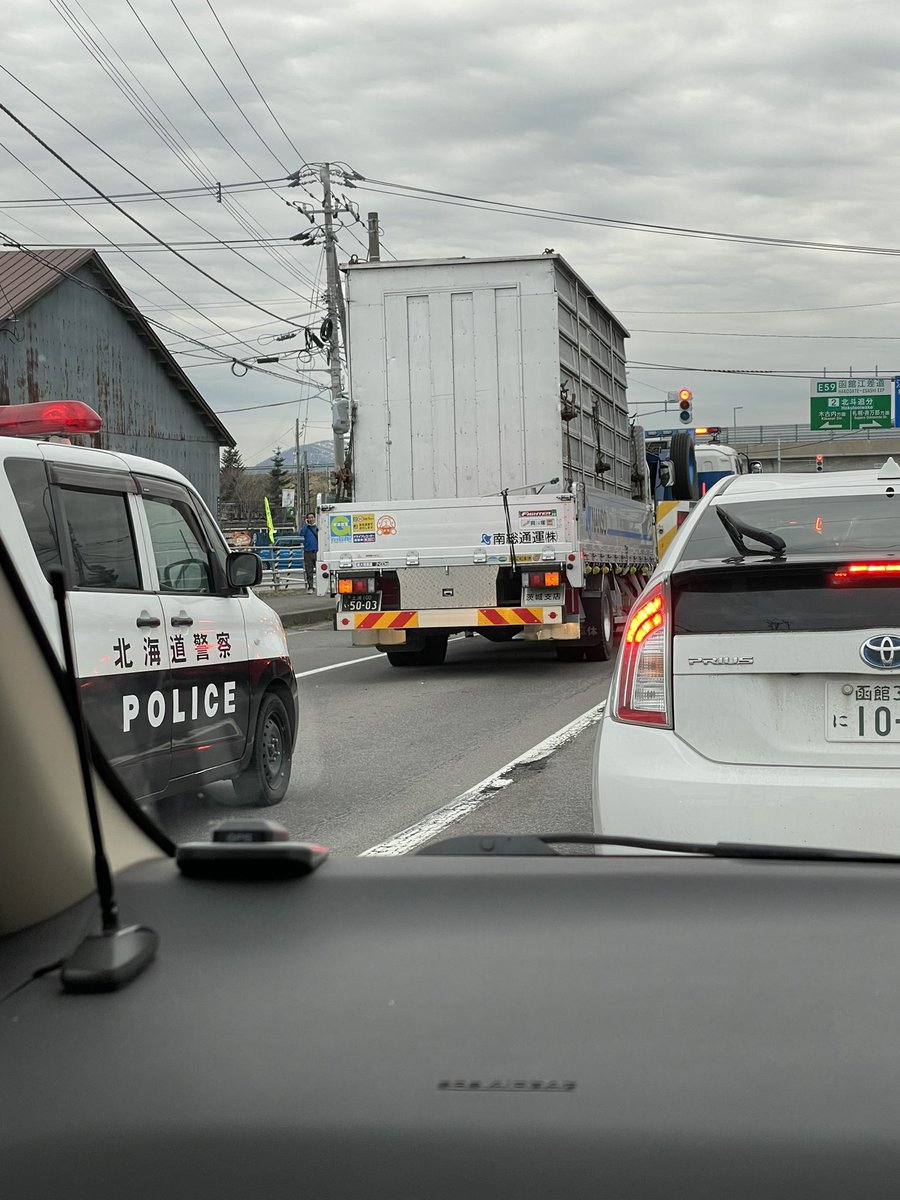 Turutyan0618's tweet photo. 北斗市追分インター付近で事故
3車線のど真ん中でやってます
通る方お気をつけて
 #Spectee https://t.co/YknqduurFG