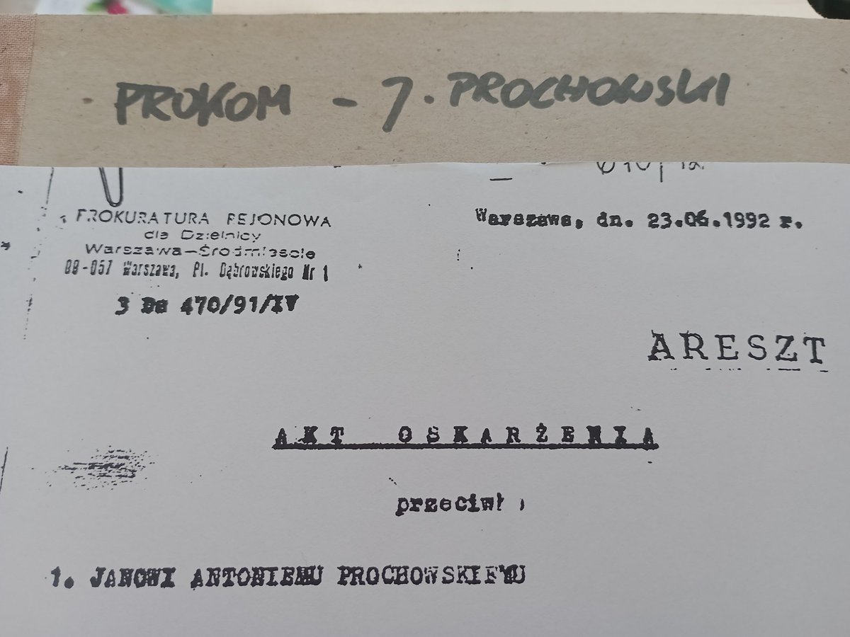 LKraskowski's tweet photo. Nie mogę korzystać z garażu, bo cały zawalony jest od lat papierami. Mój apel do premiera @donaldtusk: Czy może Pan nie korzystać z usług bohaterów moich tekstów sprzed lat? Chociaż w Orlenie? Naprawdę chciałbym opróżnić garaż. A nie mogę. #Fąfara #Orlen #Krauze #Prochowski https://t.co/Z5tBBza5Za