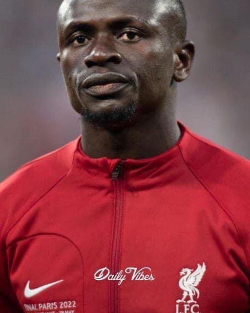 Senegalese soccer star, Sadio Mane, makes around $10.2 million a year. Fans were in disbelief when they saw him holding an iPhone 11 with a cracked screen. His reply was incredible: “Why would I want ten Ferraris, twenty diamond watches and two jet planes? What would that…