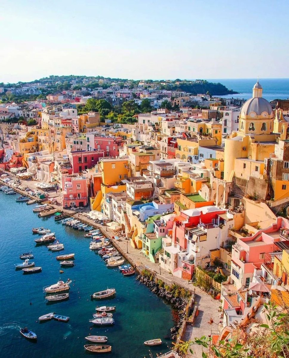 🇮🇹 Une vue magnifique sur l'île de Procida, en Italie ! Très belle journée à tous ! 🍀

📸 andiamo_con_noi