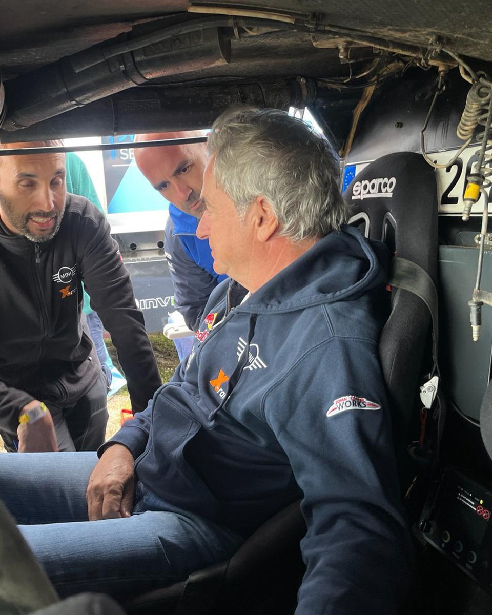 In the presence of greatness! 😲 Rally legend Carlos Sainz was keen on trying the Stirlings Powersports YXZ1000R out for size! 👀 #YamahaRacing #RevsYourHeart