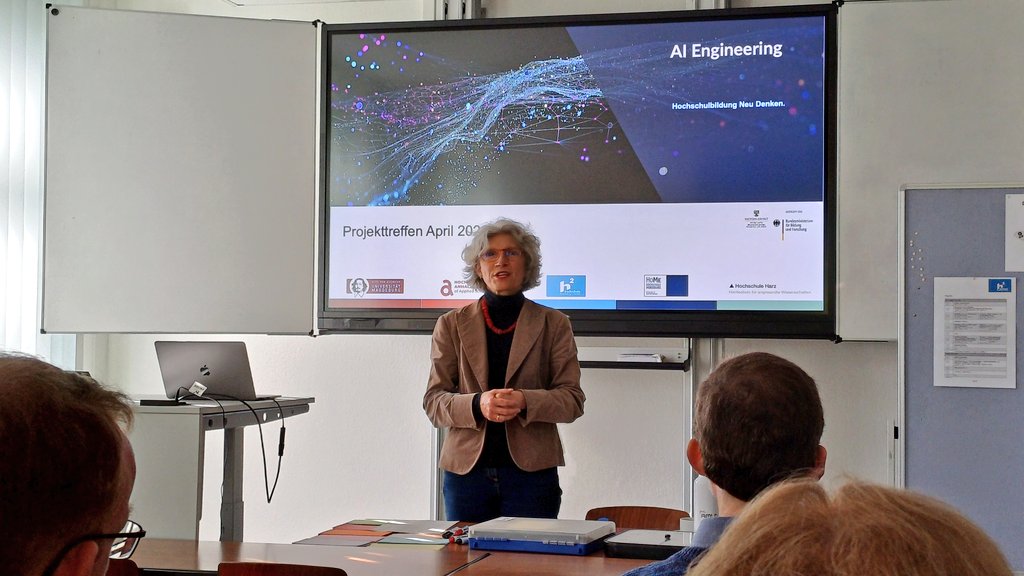MMagdowski's tweet image. Heute beim Präsenztreffen des interdisziplinären #AI_Engineering-Kooperationsstudiengangs der @OVGUpresse, der @HSAnhalt, der @HSMerseburg, der @HSHarz und der @hs_magdeburg, an der wir heute auch zu Gast sind.
Gerade eröffnet Rektorin Schwartz das Treffen.