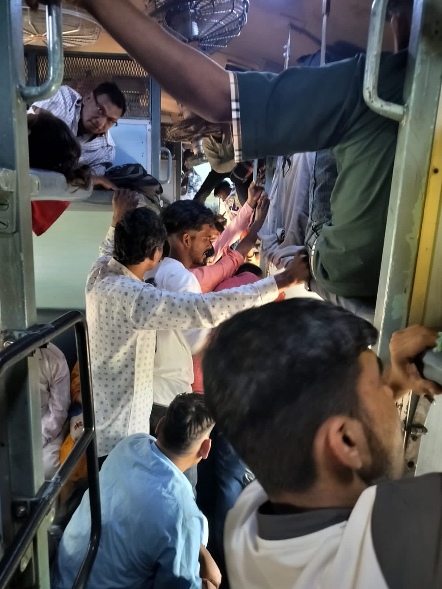 @RailMinIndia  @AshwiniVaishnaw
Urgent action needed! Sleeper coach of Gazipur City Weekly Express dangerously overcrowded, passengers squeezed in with no space to move. Date: 11/04/2024, Time: 13:45. Immediate intervention required for passenger safety. #RailwaySafety