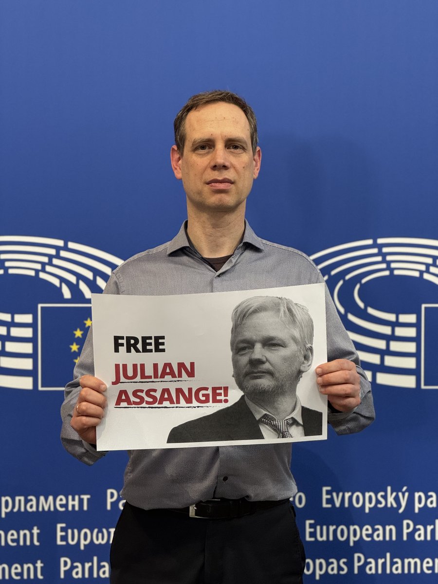 🇩🇪Wikileaks-Gründer #Assange, der US-Kriegsverbrechen veröffentlicht hat, ist heute fünf Jahre lang im britischen Belmarsh-Gefängnis inhaftiert. Selbst die US-Regierung prüft jetzt die Anklage fallen zu lassen. Die Bundesregierung muss jetzt Druck machen - #FreeAssangeNOW!