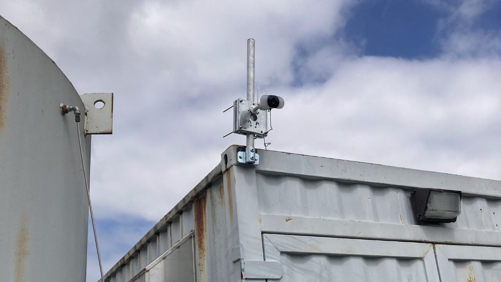 A Domino Clamp spotted in its natural habitat 👀 

Have you seen any of the Domino Clamps crew out on site? 📍

Send us a picture or tag us in your posts! 📸  

#dominoclamps #shippingcontainers #cctv