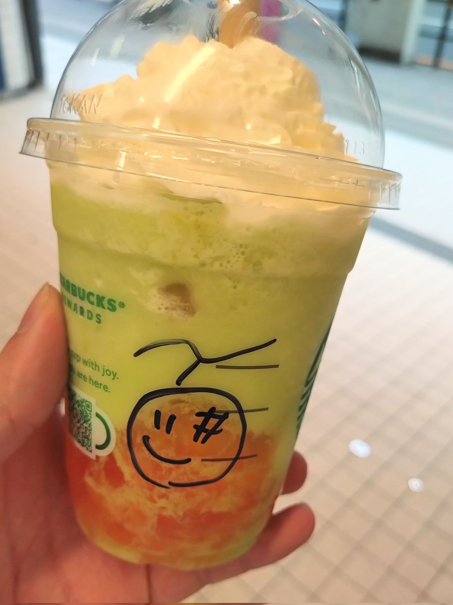 仕事終わりにメロンフラペチーノ飲みました！🍈 めちゃめちゃ美味しかったし容器に可愛いメロンのイラスト描いてくれました✨