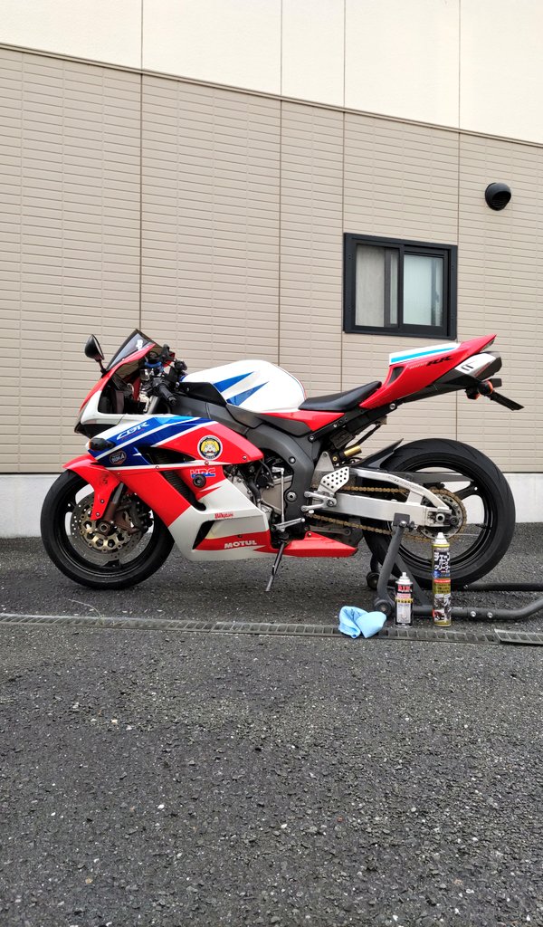 CBR1000RRの洗車をしました。
色あせやキズのせいか、あまり効果はない気がしました…。

キレイになったと思っておきます。

#SC57