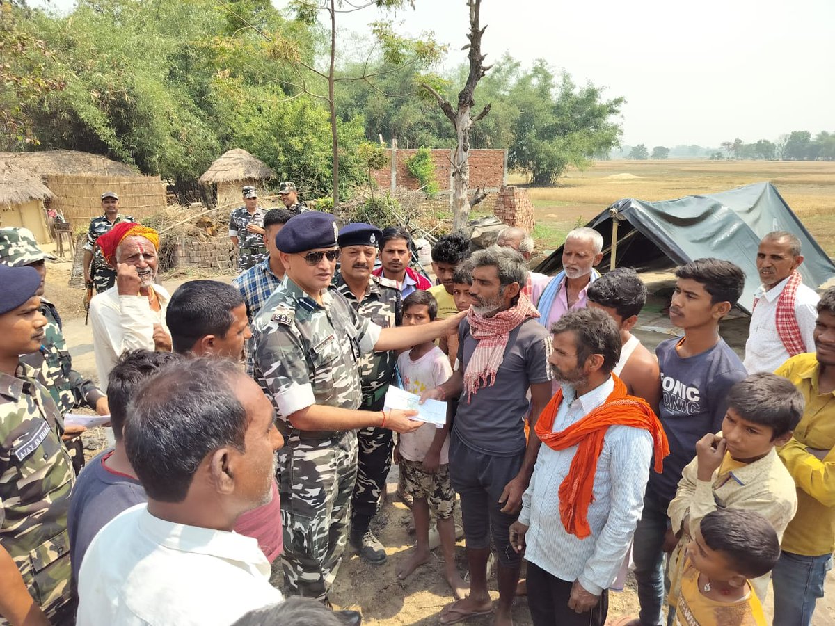 भारत-नेपाल अन्तर्राष्ट्रीय सीमा के नजदीकी गाँव पूर्वी टोला कोरैया में आगलगी से पीड़ित परिवार को एस एस बी 71 बटालियन के द्वारा पुनर्वास हेतु आर्थिक सहायता प्रदान किया गया I @SSB_INDIA @ssbpatna @ssbshqmzp @PMOIndia