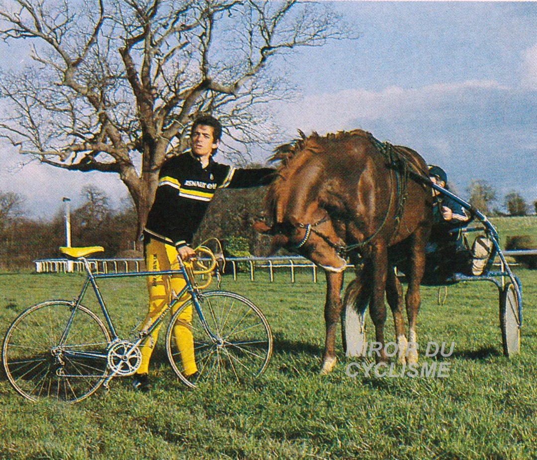 Marc Madiot carressant son coureur pour qu'il reste tranquille (*) (*) Toute ressemblance avec des faits existants serait purement fortuite et involontaire 😄 📸 MC 1984 #MarcMadiot #LennyMartinez #cyclisme #cycling #ciclismo @CyrilleGuimard @jllamaere