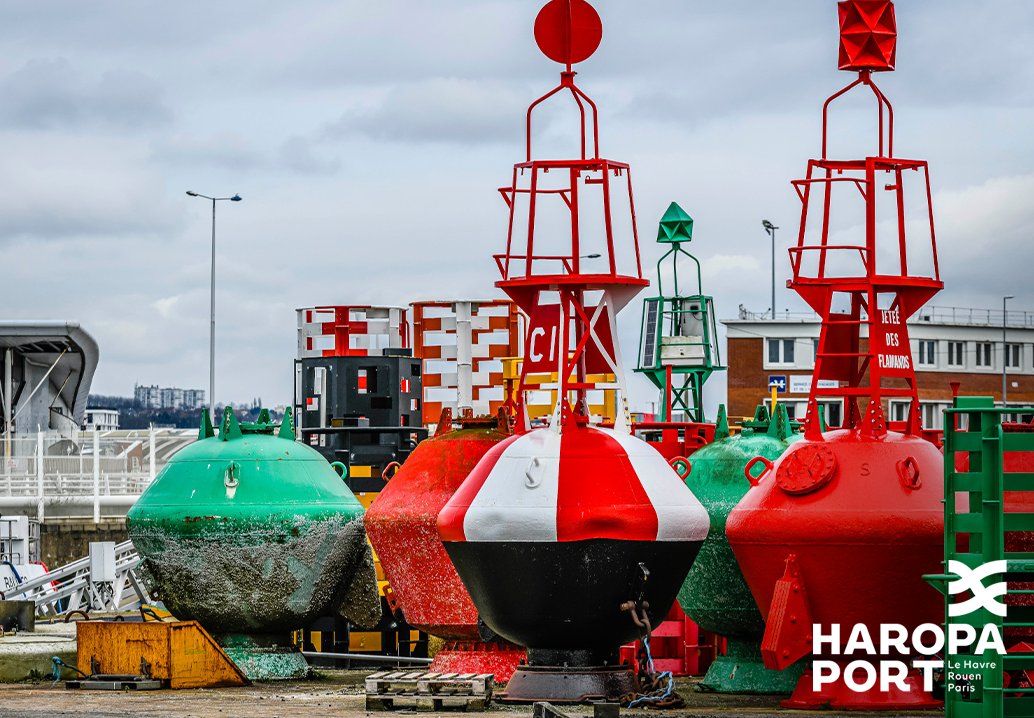 Pour ce #jeudiphoto, on vous parle de ces drôles de bouées qui aident les bateaux à naviguer quand ils approchent des ports ; ils doivent toujours avoir la rouge 🔴 à bâbord et la verte 🟢 à tribord !