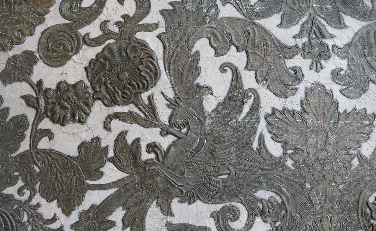 Today's @artukdotorg #onlineartexchange is mythical creatures for @PerthMuseumUK’s reopening & Unicorn exhibition 🦄 Flying through the floral Japanese embossed wallpaper of the Drawing Room at #SambourneHouse what do you think this mystical creature could be? Unicorn? Dragon?