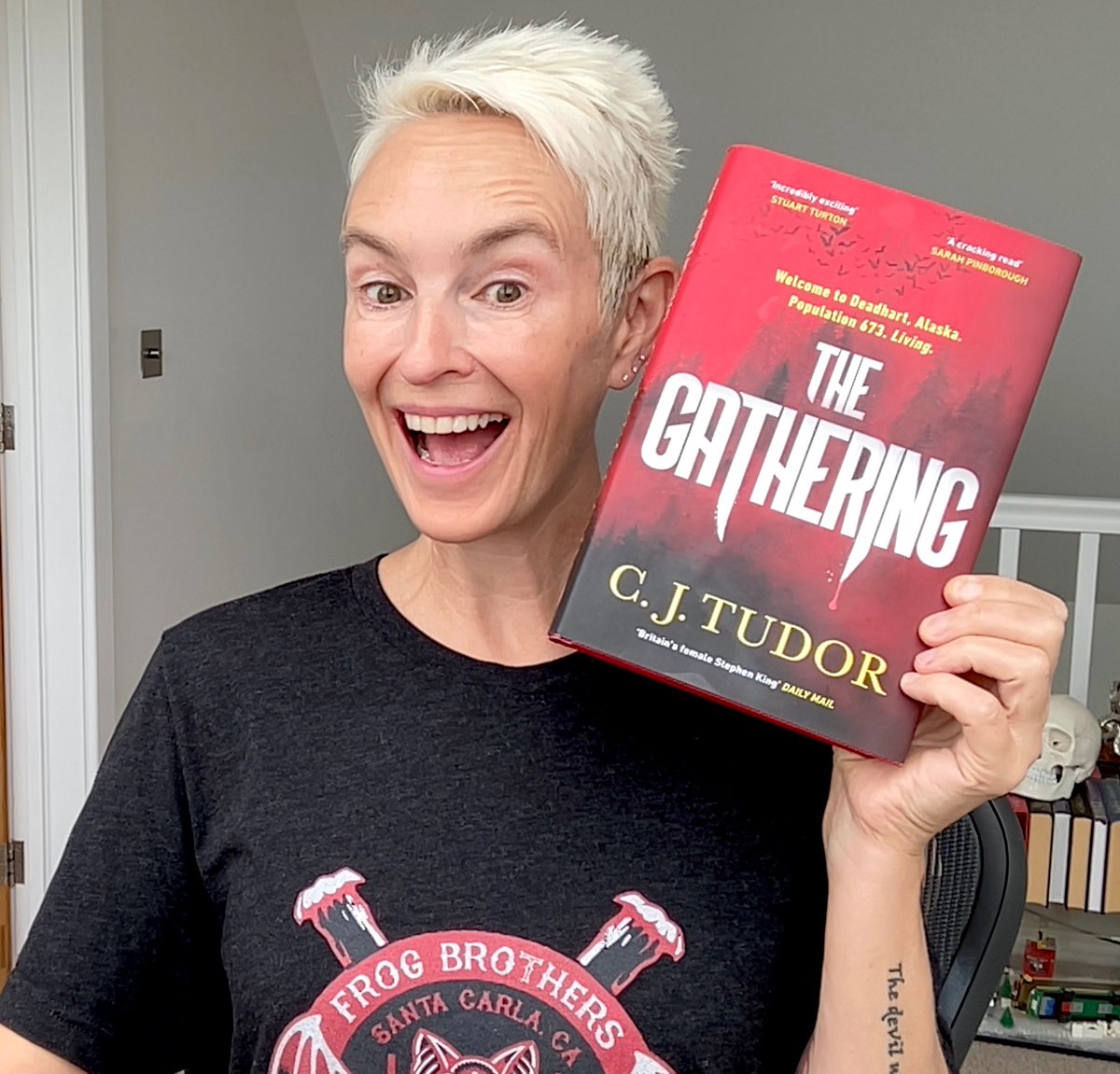 Happy bloody publication day to me!!🩸#TheGathering wings its dark way into bookshops TODAY! Go on - sink your fangs into it. 🧛