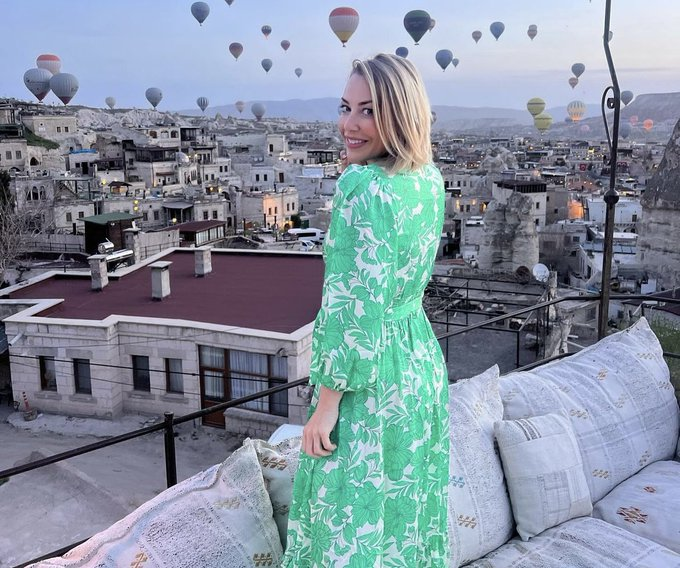 A beautiful backdrop for an even more beautiful woman! We are so lucky to have @laurahamiltontv!