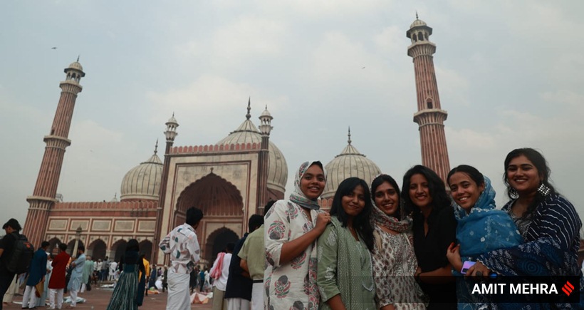 IndianExpress's tweet photo. #ExpressPhotos | From Delhi to Mumbai, here’s how people celebrated Eid across India

https://t.co/gPz4x4RSHt https://t.co/M7cJ0DusAk