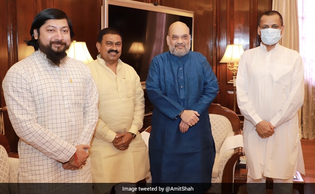 Amit Shah talks about infiltration every time he visits West Bengal. So let's solve the mystery for Amit Shah now: ▪️The borders are guarded by the BSF, which comes under the Home Ministry. ▪️Will @AmitShah accept the fact that he has been incompetent in running the Home