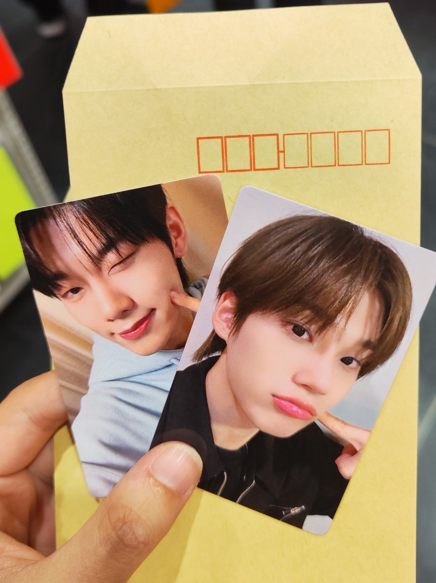 Didn't win the autograph session in tower records but I got jeongbin pcs