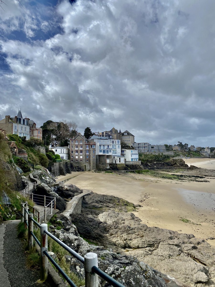 Sur la Côte d’Emeraude , en chemin sur le long du littoral de Dinard , admirez les villas de la Belle Époque , les petite criques 💙💚🌊📸B.Fleurot