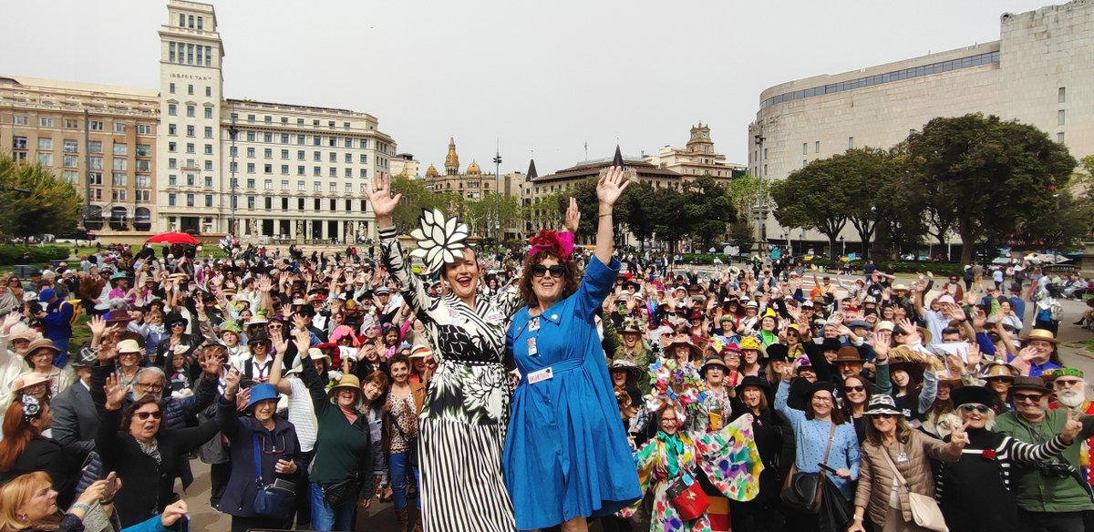 2500 personas participaron en la 20a Passejada amb Barret de Barcelona. Fue un día muy especial y como co-organizadora del evento quiero dar las gracias a todos los participantes.
<a href="/amb_barret/">Passejada amb Barret</a> #ambbarret2024 #passejadaambbarret2024 #passejadaambbarret #hatstroll2024 #hatstroll