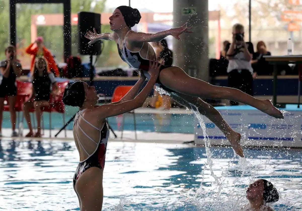 lmsfva's tweet photo. Felicitamos a nuestra alumna Yoana Todorova por obtener la #MedalladePlata y convertirse en subcampeona de España en la modalidad de Rutina Acrobática júnior, en el Campeonato de España de #NataciónSincronizada de invierno!
Enhorabuena a todo el equipo!
#LMSFamily @RFEN_Oficial https://t.co/eUSSYzMHwQ