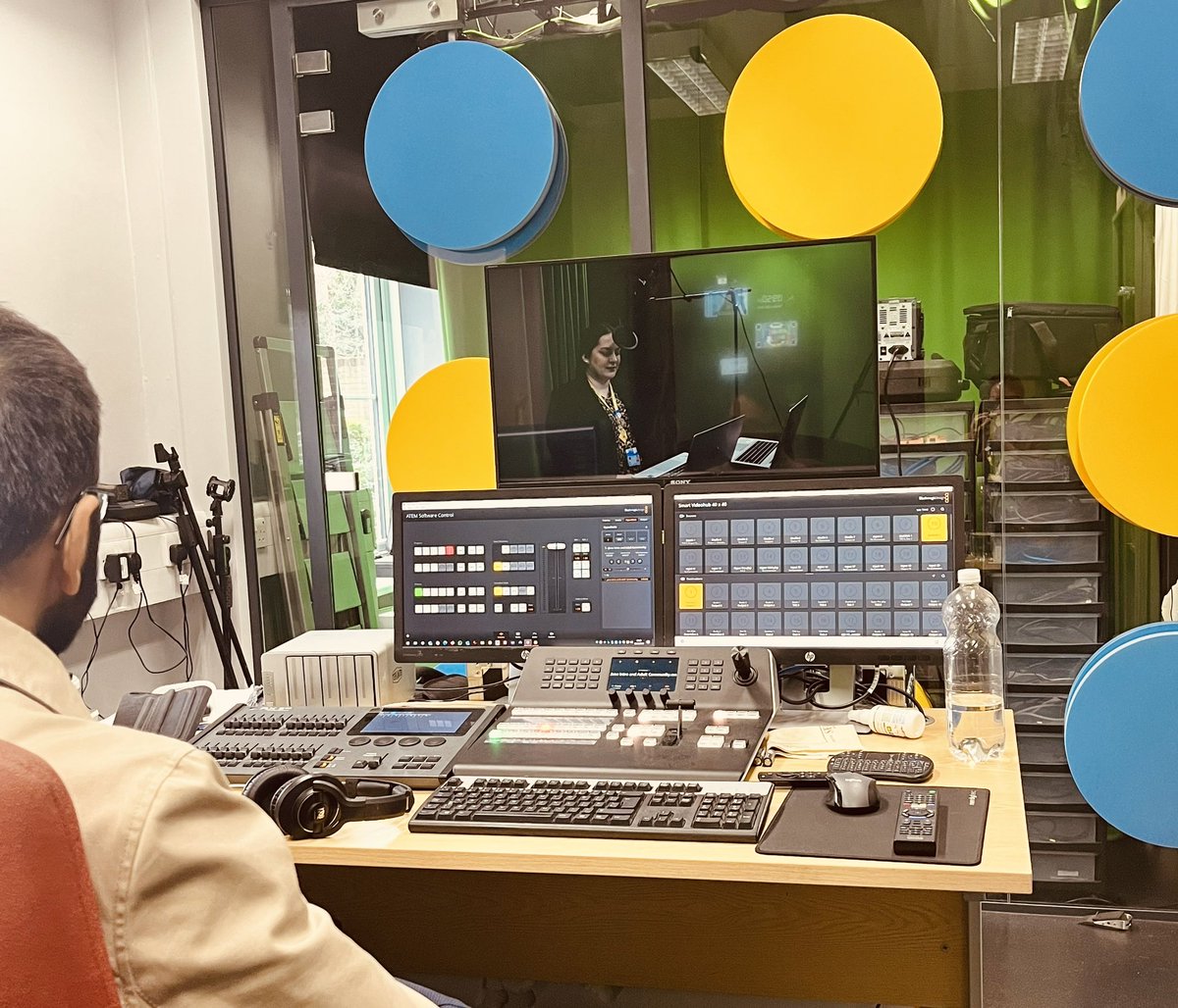 Quality Improvement Advisors, Zoe and Nitish, were in the studio this week to record audio for the new Introduction to Qi video.

We can’t wait to see the final edit! 
Well done and many thanks to all involved!  ✨🎉💻🗣️🎤💕✨

@PT_QM_Oxleas @MMQI333 <a href="/LucyOxleasQI/">𝗕𝗢𝗡𝗞 𝗡𝗼𝘁𝗶𝗳𝗶𝗰𝗮𝘁𝗶𝗼𝗻</a> @GilloxleasIdle