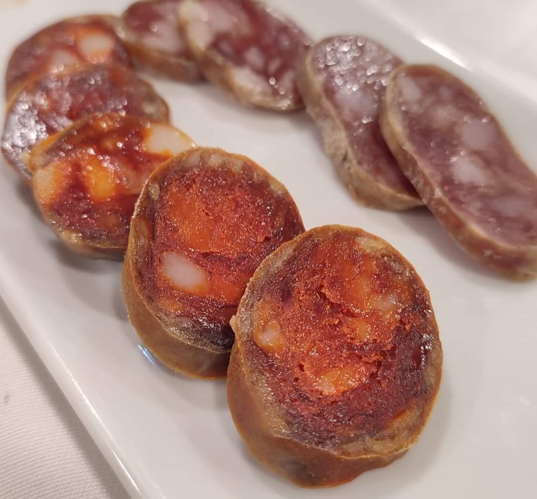 Longaniza y chorizo #rodigourmet. 

Embutidos curados y caseros, elaborados siguiendo la receta tradicional de Fuendejalón. 

❌ Sin aditivos, sin conservantes, sin antioxidantes, sin gluten y sin lactosa.

#aragonalimentosnobles #rodigourmet #Longaniza #chorizo #fuendejalon