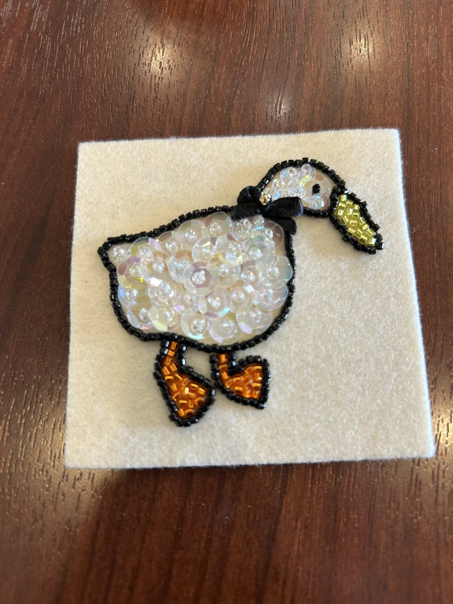 A_STD_C's tweet photo. 流流さん(@ryuuryuustar)のビーズ刺繍講習会に参加してきましたinオカダヤ

今まで何作品か自己流で作りましたが、教わると無理矢理の部分が解消されますね😂
少人数で和気あいあいとして楽しかったです。時間内に終えられなかったので近日中に仕上げます٩(ˊᗜˋ*)و

※嘴が広がりすぎたアヒルちゃん… https://t.co/8olua6ysiN