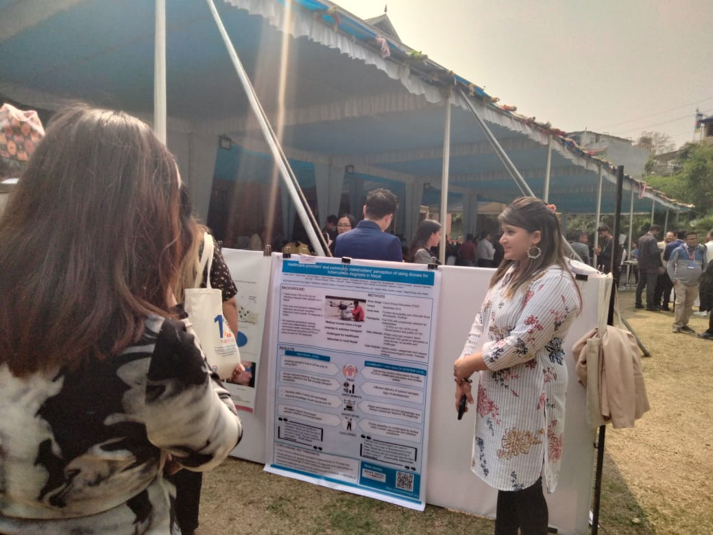 @_KritikaDixit presents her poster @ 10th #NHRCsummit on perceptions among community stakeholders, female community health volunteers, & healthcare providers on using #drones for TB diagnosis. Her study shows that trust in drones is essential.. (1/3)
@karolinskainst @LSTMnews