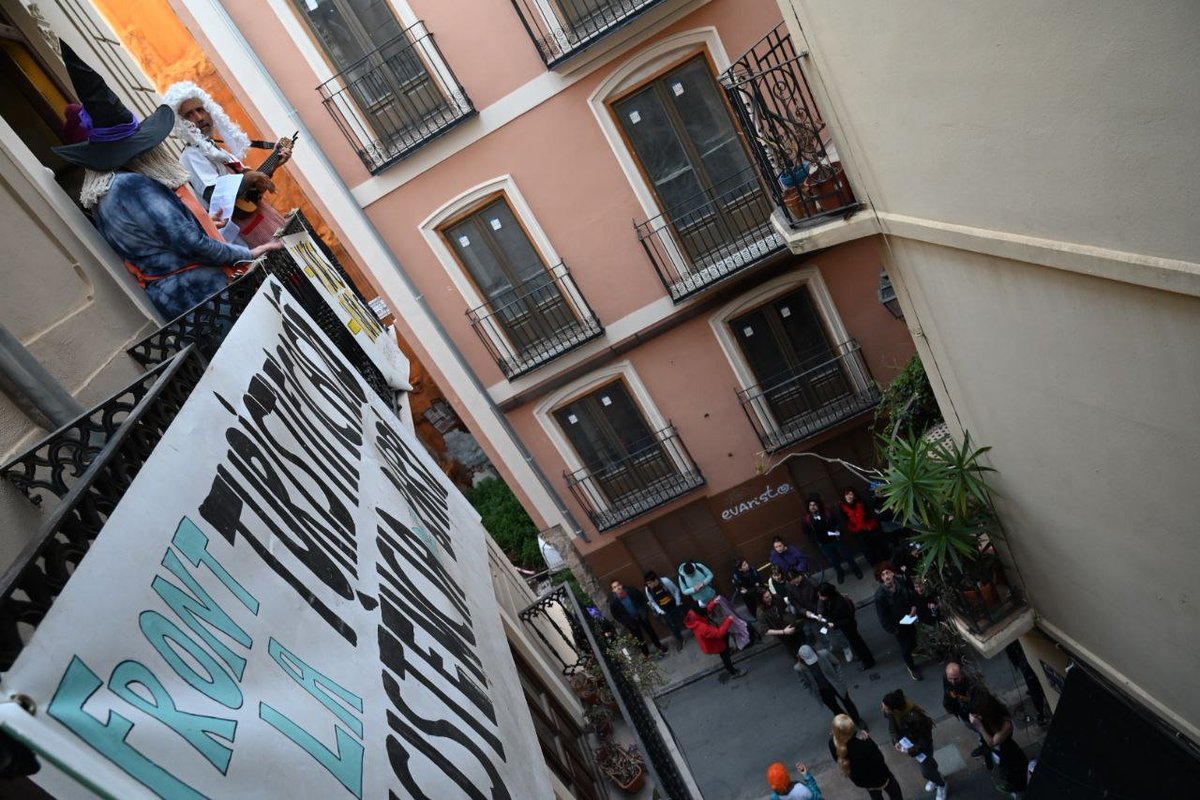 #HABITATGE | El veïnat ha aconseguit aturar el desnonament de dues residents de l'edifici Caixers 2 de #València previst per a aquest dijous. @EsterFayos explica el cas directa.cat/una-constructo… Fotos de Jaume Ferrando